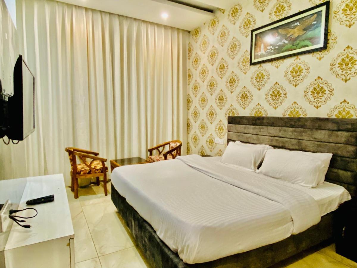 Hotel Hollywood Zirakpur Chandigarh - Family Hotel Bagian luar foto