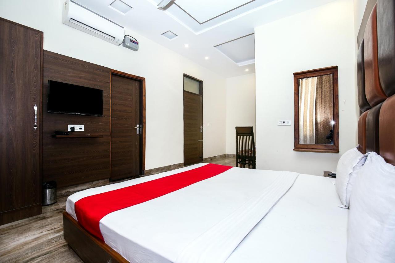 Hotel Hollywood Zirakpur Chandigarh - Family Hotel Bagian luar foto