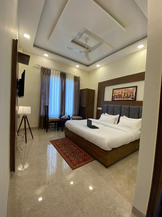 Hotel Hollywood Zirakpur Chandigarh - Family Hotel Bagian luar foto