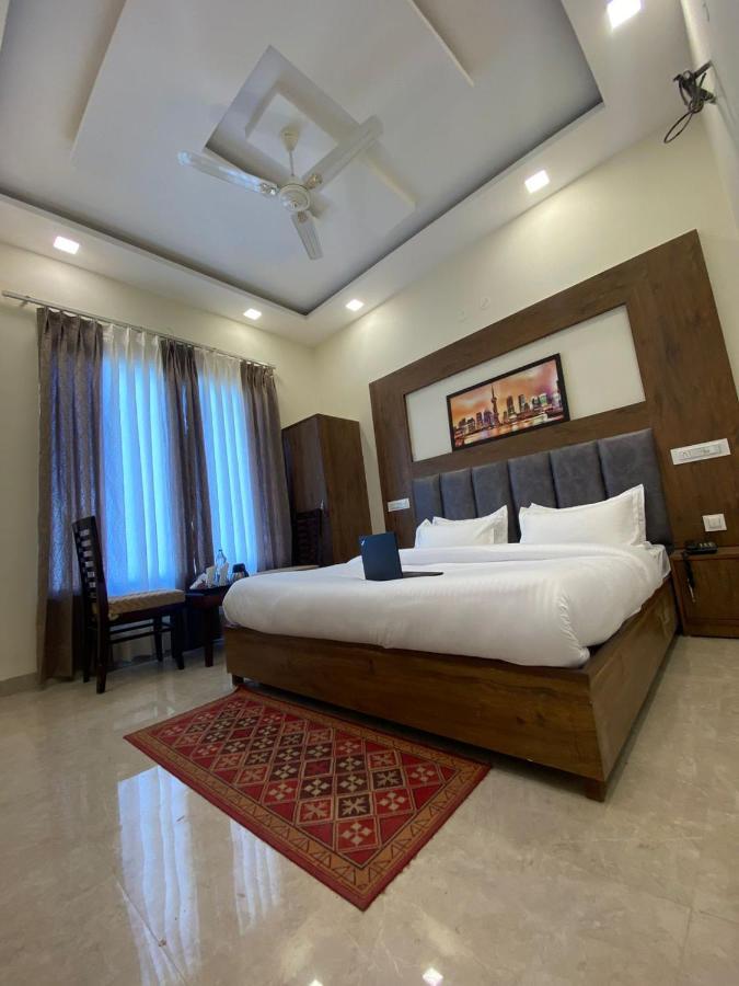 Hotel Hollywood Zirakpur Chandigarh - Family Hotel Bagian luar foto