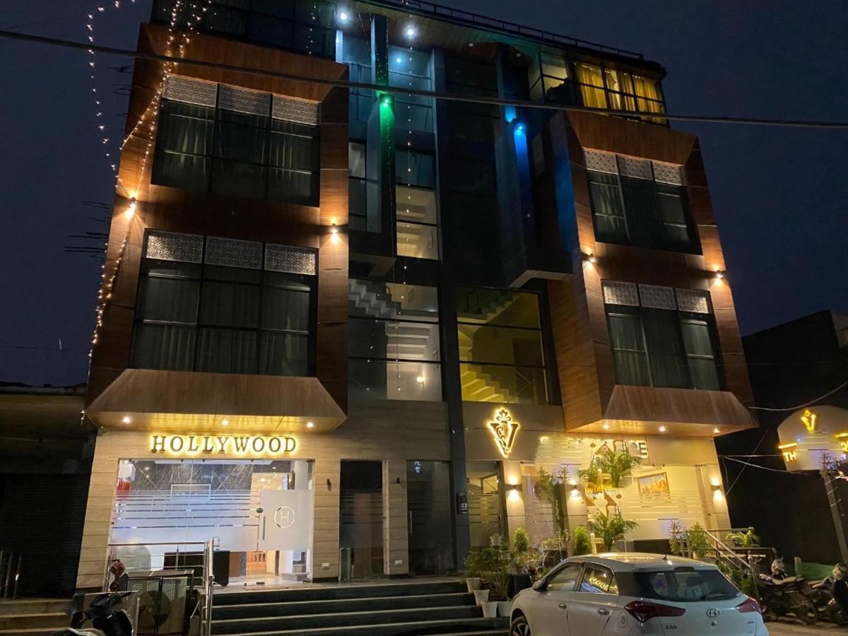 Hotel Hollywood Zirakpur Chandigarh - Family Hotel Bagian luar foto